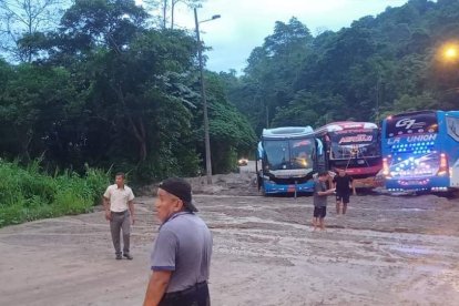 En Esmeraldas, el temporal causó deslizamientos de tierra y atrapó a buses así como a vehículos pequeños.