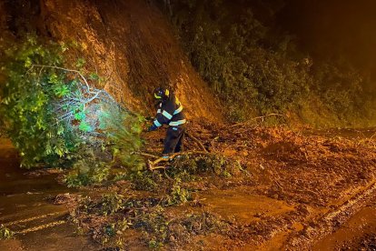 Las fuertes lluvias provocaron varios deslizamientos de tierra.