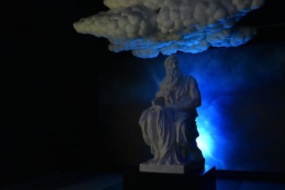 Durante la exposición se exhiben obras réplicas del artista italiano.