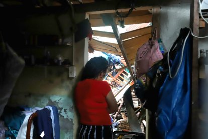 La señora cuenta lo que ocurrió al momento de caerse una pared.