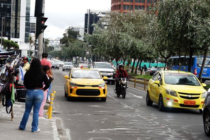 Uno de los requisitos para que el vehículo amarillo reciba el adhesivo es que tenga la placa visible.