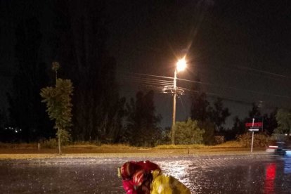 Bomberos trataron de retirar los restos de las alcantarillas para que el agua fluya.