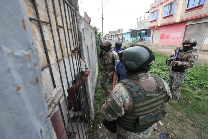 Los militares tumbaron puertas y rompieron cadenas para ingresar a los inmuebles que, aunque desde el exterior parecían abandonados, en su interior mostraban indicios de actividad reciente.