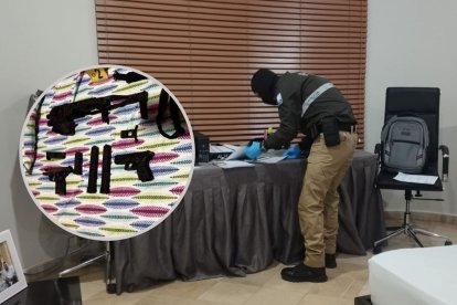 Durante los allanamientos también encontraron armas de fuego de distinto calibre.