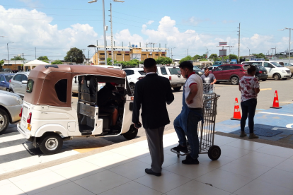 Hombres fuertemente armados ingresaron al centro comercial.