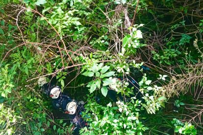 Hernán Mendoza es buscado por policías y bomberos en quebradas de Quito.