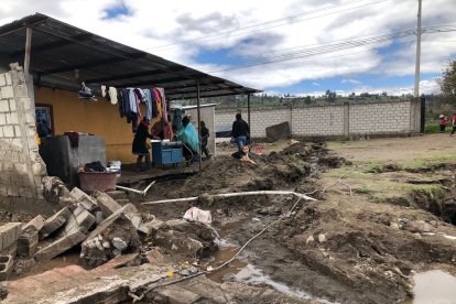 El agua ingresó a la vivienda y dañó los muebles, víveres y otros artículos.