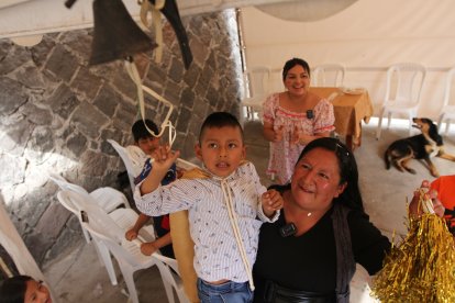 Israel tocó la campana de la victoria en su casa y en compañía de sus familiares y amigos.