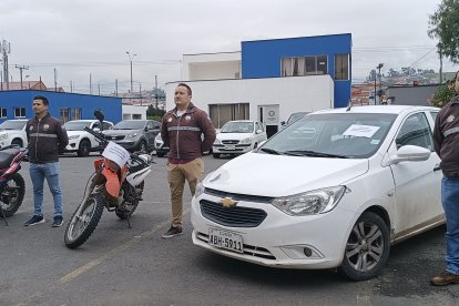 Entre las evidencias de la investigación consta un vehículo, dos motos, dos armas de fuego y municiones.