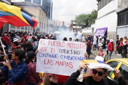 En los exteriores de la Asamblea Nacional se prendieron voladores para mostrar el apoyo a la medida.