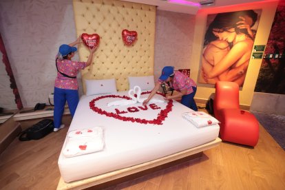 Trabajadoras alistan la habitación imperial del Green House para los clientes que busquen un momento romántico por San Valentín.