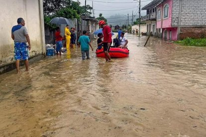 Las lluvias torrenciales afectan a barrios de Esmeraldas.