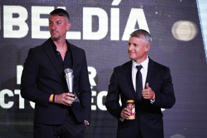 Santiago Jácome (d) recibió el premio de mejor entrenador de 2023 en representación de Luis Zubeldía.