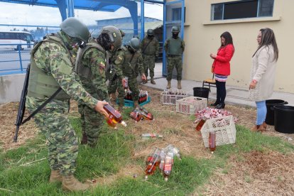 Las Fuerzas Armadas decomisaron el licor que fue encontrado en la cárcel.