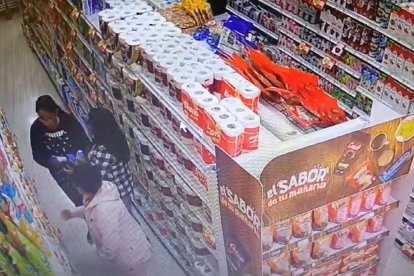Las mujeres fueron captadas cuando escondían los productos, por diferentes cámaras.