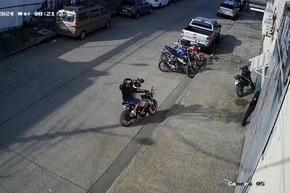 Dos hombres atacaron una ferretería en Mapasingue Este.