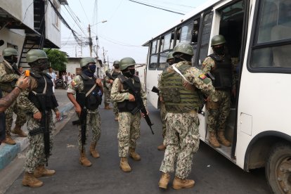 Un grupo de militaresdurante un operativo en la Coop. Santiago de Roldos, en Guayaquil. Su acciones es aplaudido por la ciudadanía.