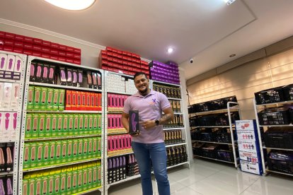 Eliud Gutiérrez sostiene el producto más vendido entre sus compradoras: el vibrador multiuso.