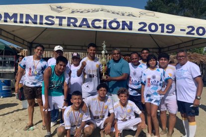 La Liga parroquial Virgen de Fátima, ganadora de los juegos y también ganadora del fútbol playero .