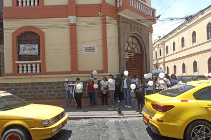 Padres de familia y compañeras de Dana realizan plantones pidiendo ayuda para localizarla.