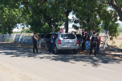 La mujer se movilizaba en un vehículo cuando fue baleada en Manta.