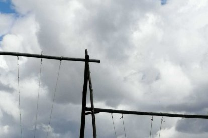 En el cerro hay varios columpios para el entretenimiento tanto para niños como adultos.