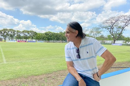 Carlos Juárez viendo la cancha que le trae tanto recuerdos    de    sus entrenamientos y bromas con sus compañeros.