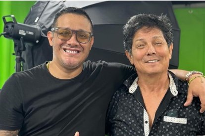 Carlos José Matamoros trabaja con Oswaldo Segura en un proyecto para la web.