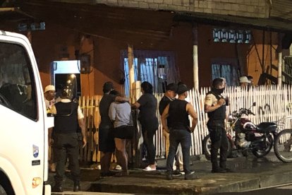 Las víctimas eran cuñados y andaban en moto cuando les dispararon.