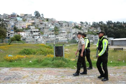 Las fuerzas del orden patrullan Quito para controlar el estado de excepción.