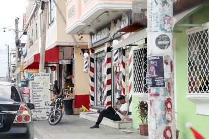 Esta barbería fue víctima de un asalto por parte de hampones que simularon ser clientes.