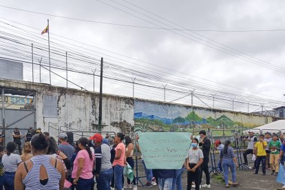 Familiares de reos realizaron un plantón fuera de la cárcel.