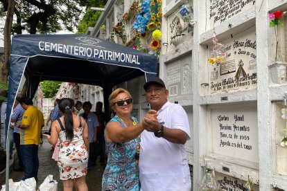 El homenaje se lleva a cabo en el cementerio central de Guayaquil.
