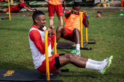 Dixon Arroyo harta presencia en la media cancha de Barcelona.