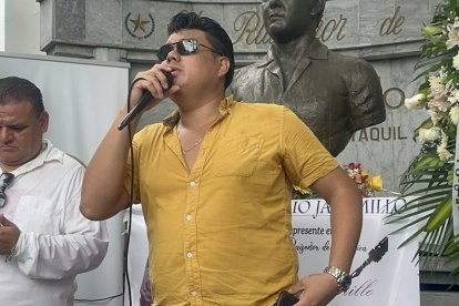 Jim Cruz sorprendió a todos con su voz en el homenaje a Julio Jaramillo en el cementerio general de Guayaquil.