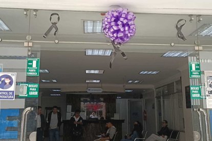 Lazos negros colocaron en la puerta principal de la Fiscalía de Loja.