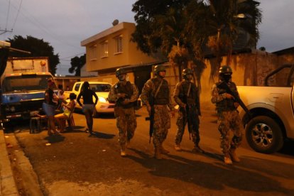 Los militares están en las calles de Guayaquil.