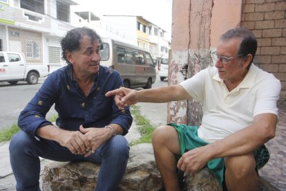 Richard Flores y Luis Tomalá recuerdan con alegría las anécdotas que quedaron de carnavales pasados.