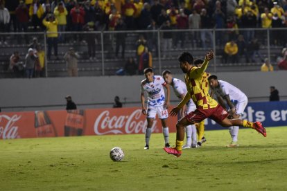 Jeison Medina el momento de marcar el gol de la victoria de Aucas sobre Nacional de Paraguay.