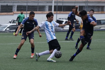 Los jugadores de Real Sociedad Junior (azul) no paraban de correr en el duelo ante Argentina.