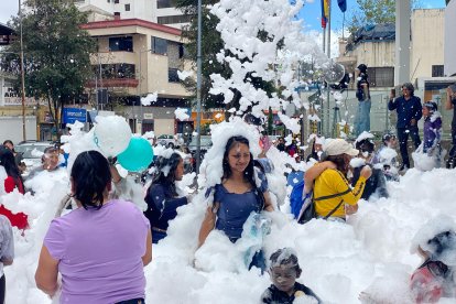 Familias se dieron un tiempito para jugar con espuma de Carnaval.