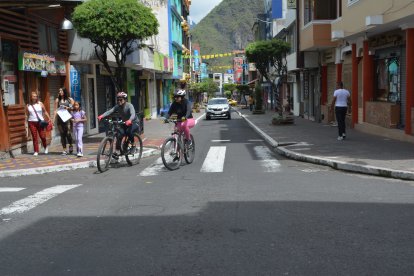 En Baños los turistas recorren sus calles y disfrutan de cada una de las actividades que ofrece el cantón.