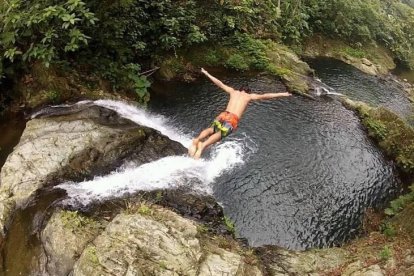 Los más arriesgados buscan lanzarse siguiendo una de las caídas de agua.