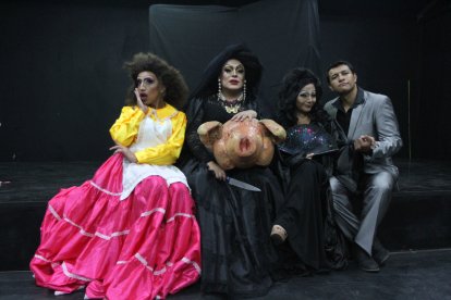 Después de  matar a sus maltratadores, se despierta en ellas el apetito por la carne humana.