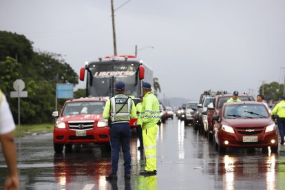 Autoridades realizan controles sobre todo en los peajes.