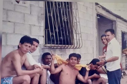 La ‘gallada’ de Olivar Mendoza posó para una foto. Él se encontraba en la esquina izquierda.