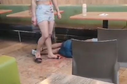 El crimen se registró dentro de un local de comidas.