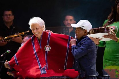 Galy Galiano recibió un poncho de regalo, de manos de Luis Chango.