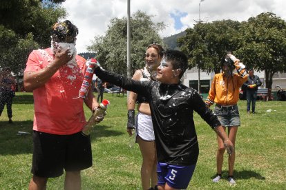 En el parque Lineal de Solanda, los moradores jugaron con espuma y agua.