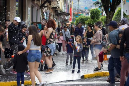 Adultos, jóvenes y niños se divirtieron en diferentes localidades del país.